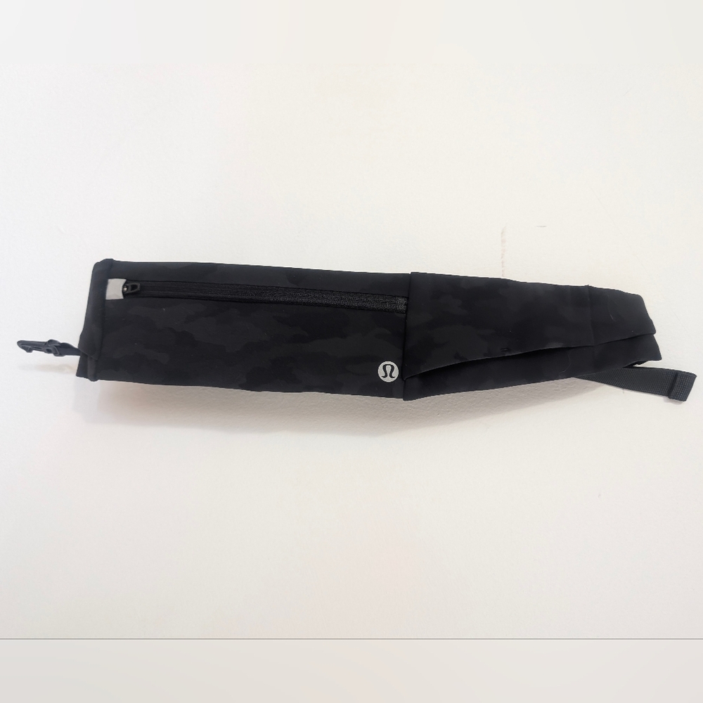 Lululemon Athletica Fast & Free Black Camo Belt Bag (S/M)